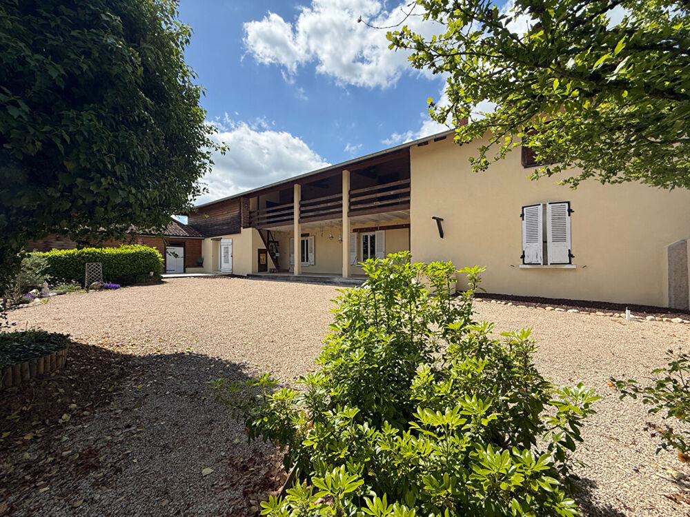 Vente Maison Belle ferme rénovée de 220 m² avec garages et dépendances Confrancon