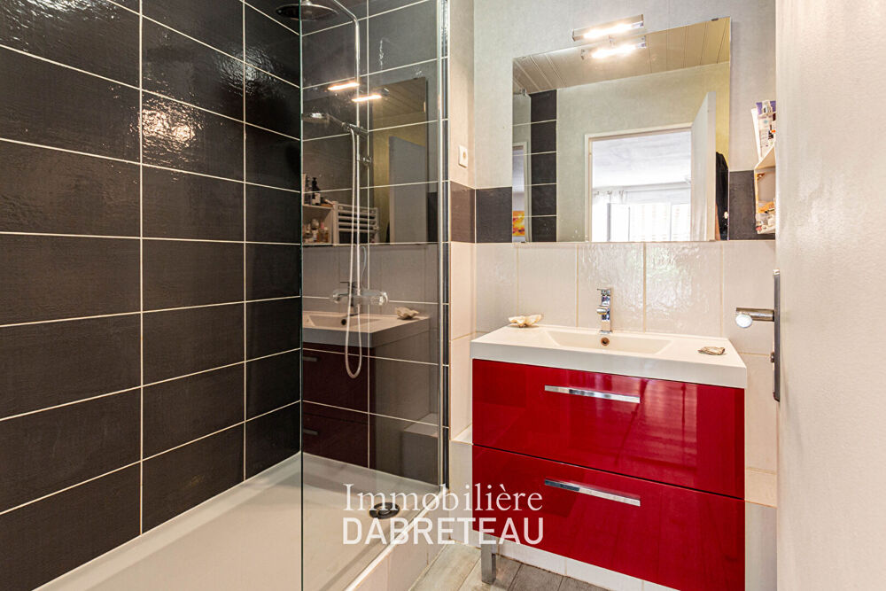 Vente Appartement Rue du Luizet - T3 traversant avec balcon, stationnement et cave Villeurbanne