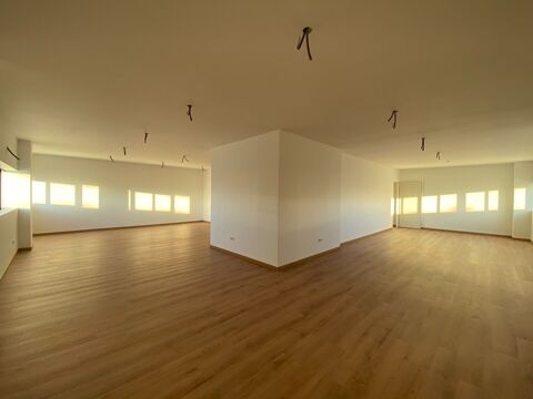 Local commercial au sud de Mont&eacute;limar de 101 m&sup2; 1380 26200 Mont�limar