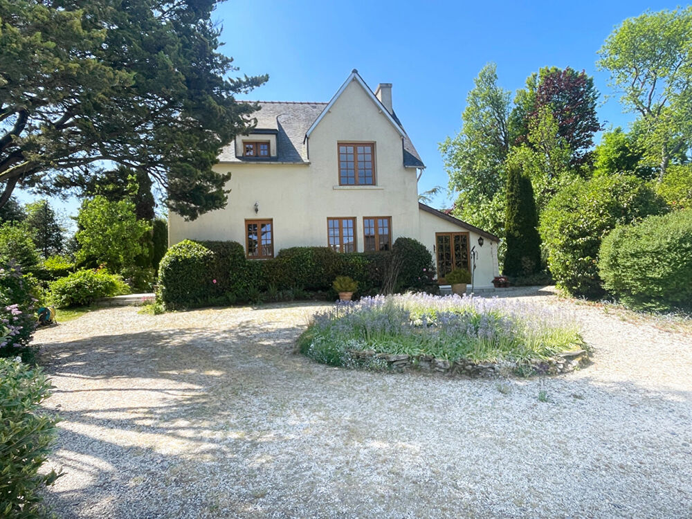 Finistère : Proche Huelgoat. Superbe domaine équestre. 3 maisons, un manège et 5 boxes. 3,5 hectares.