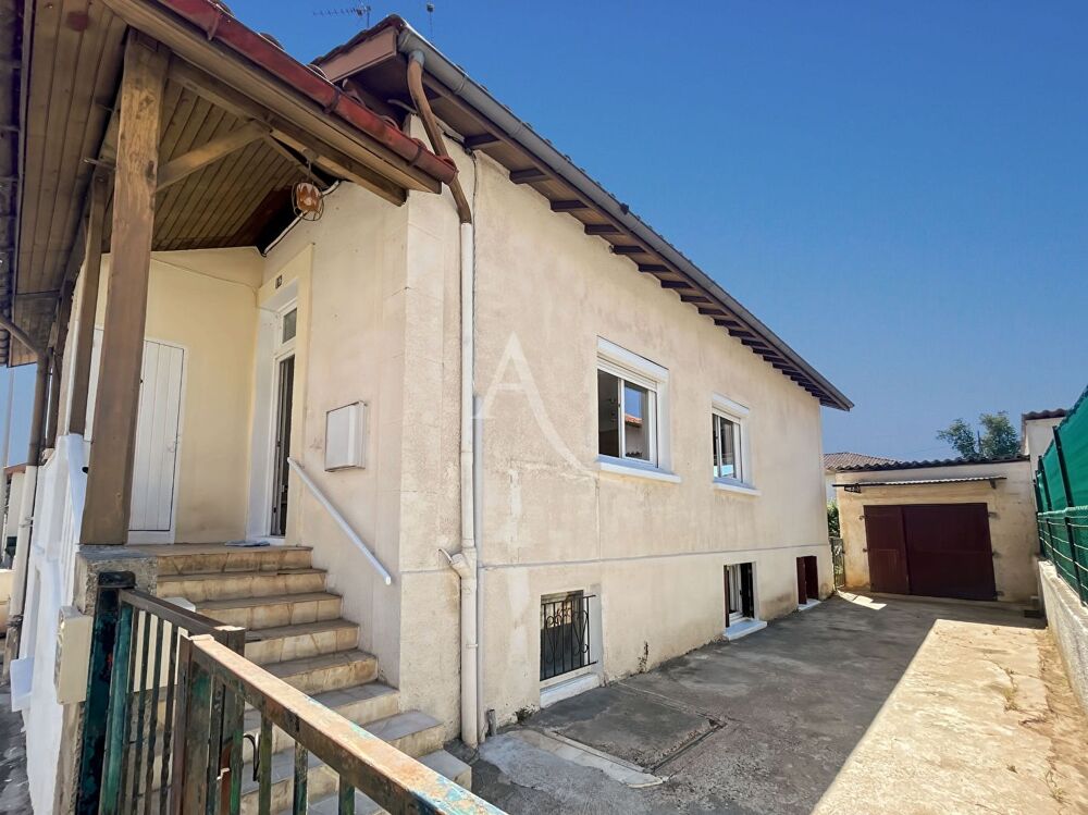 Maison en centre bourg avec toutes commodités à pied.