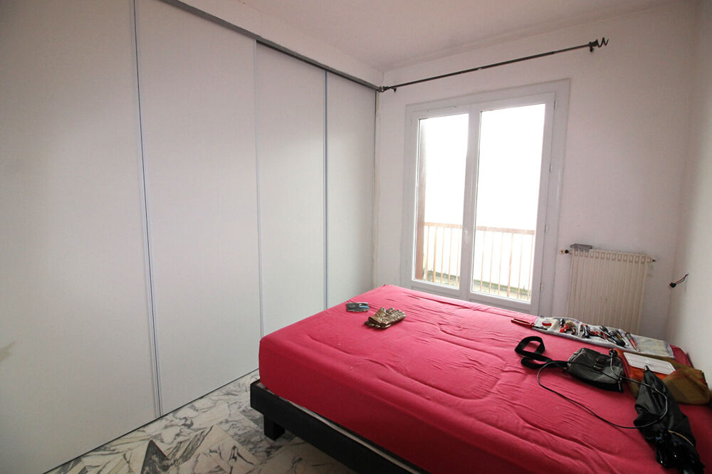NIMES CENTRE VILLE Appartement de type 4 de 89m² avec ascenseur, 2 balcons et une cave.