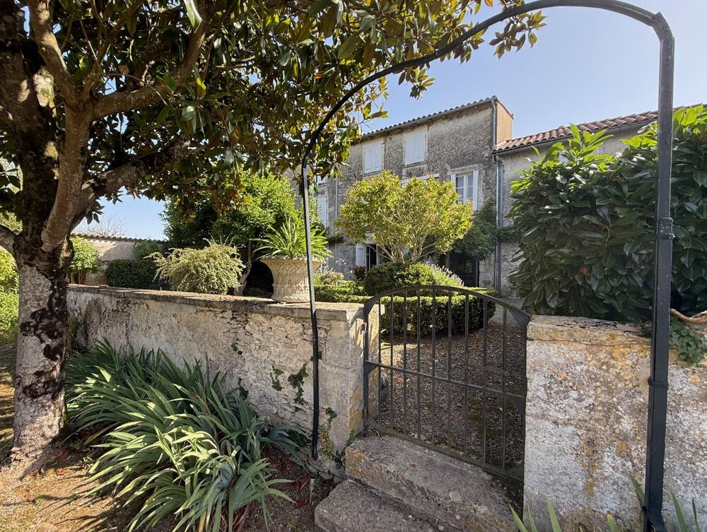 Vente Villa Élégante maison de ville au coeur du village historique de La Mothe-Saint-Héray La mothe saint heray