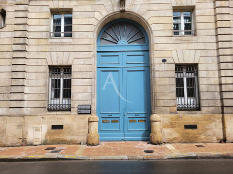 BORDEAUX  HOTEL DE VILLE - Appartement de standing &agrave; rafraichir, 2 places de stationnements et caves 795000 33000 Bordeaux