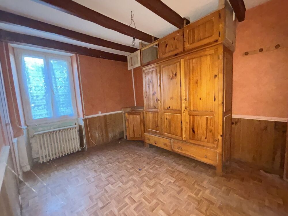 Maison à rénover de 3 chambres avec grand garage et jolie cour-jardin