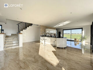  Maison  vendre 8 pices 365 m