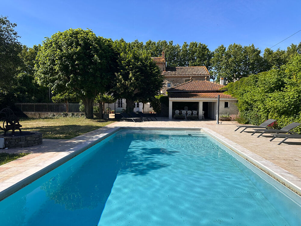 Maison de maître avec piscine, jardin et granges