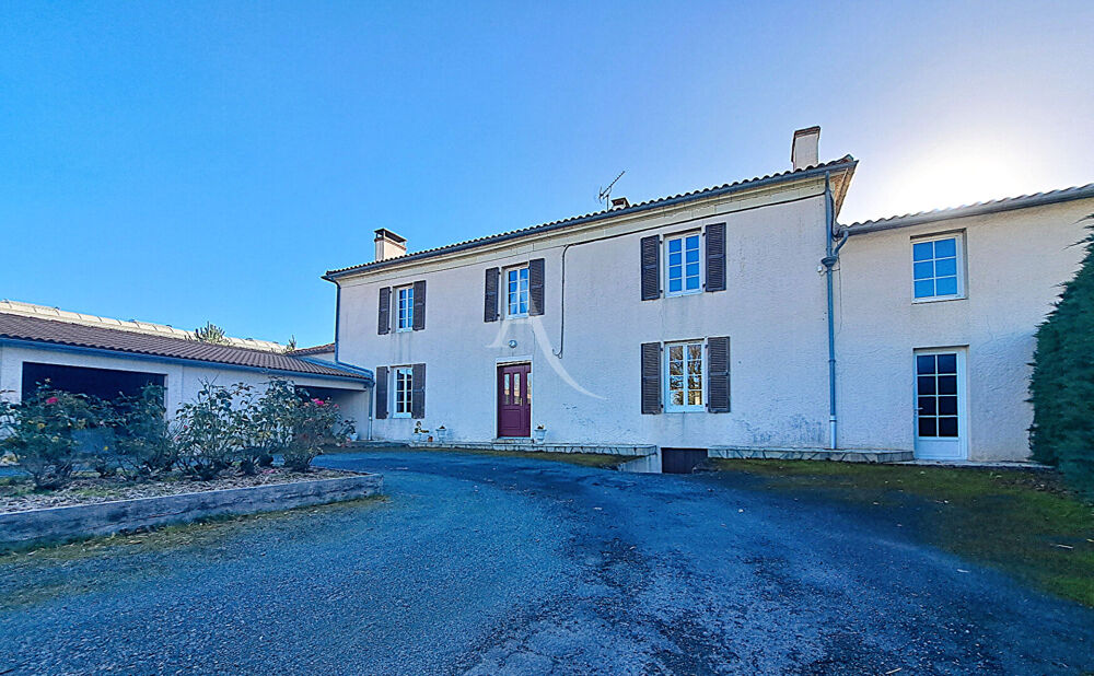 Charmante maison en pierre avec dépendances et grand entrepôt à L'OIE.