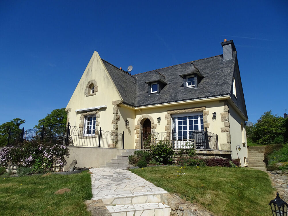 Vente Maison CÔTES D'ARMOR. Une magnifique maison individuelle de 4 chambres, située dans le village de Gouarec Gouarec