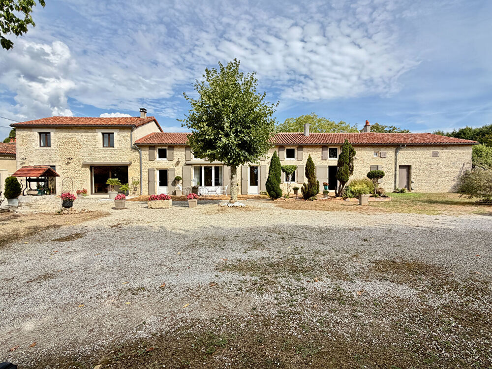 Vente Maison Magnifique Maison de Caractère avec Vastes Jardins et Vues Exceptionnelles près de Nanteuil-en-Vallée Nanteuil en vallee