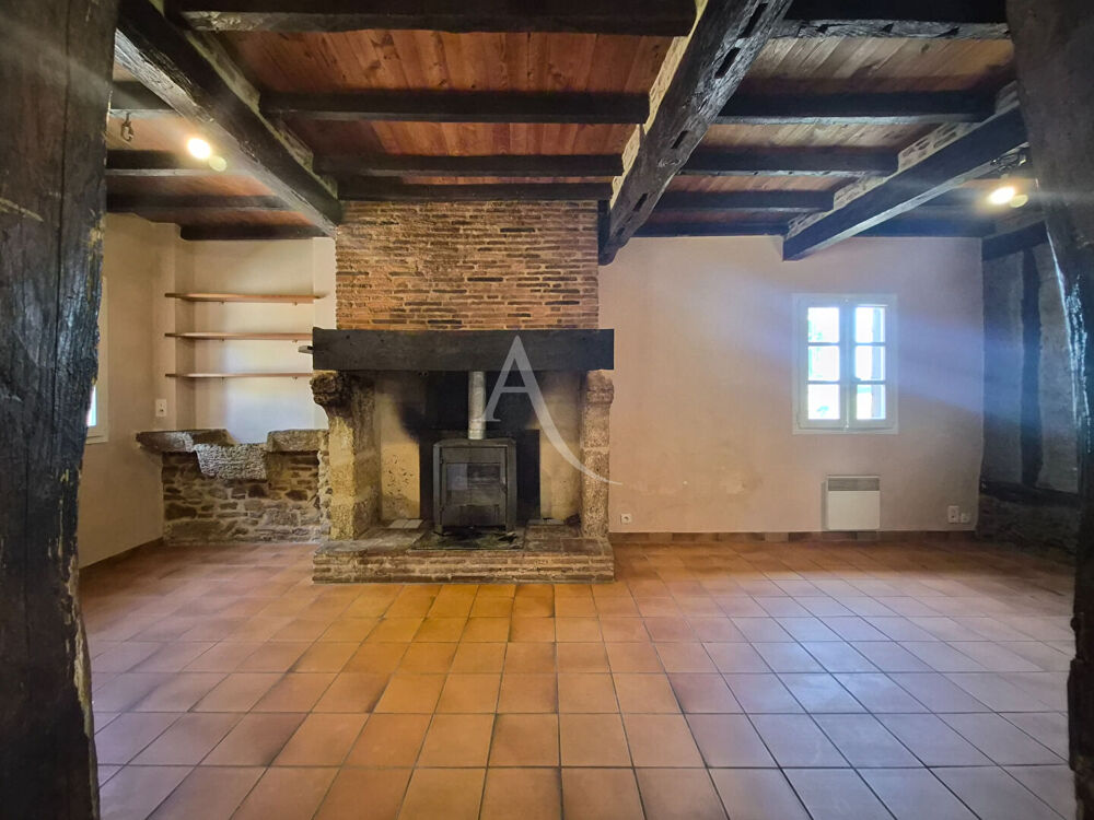 Authentique maison gasconne de plain-pied en pierre et colombages ? Un bien plein de caractère à rénover.
