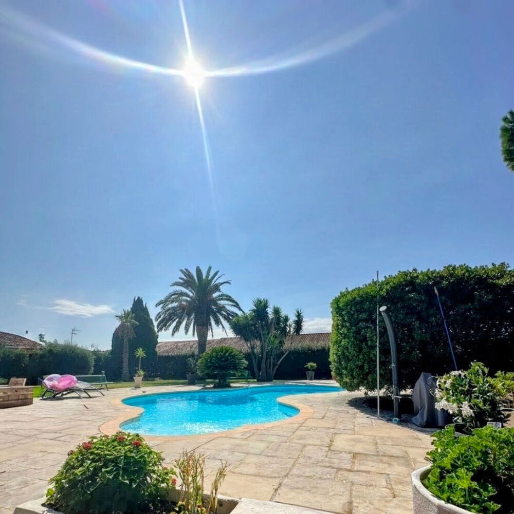 Maison 4 faces sur terrain de 3394 m2 (constructible) avec piscine