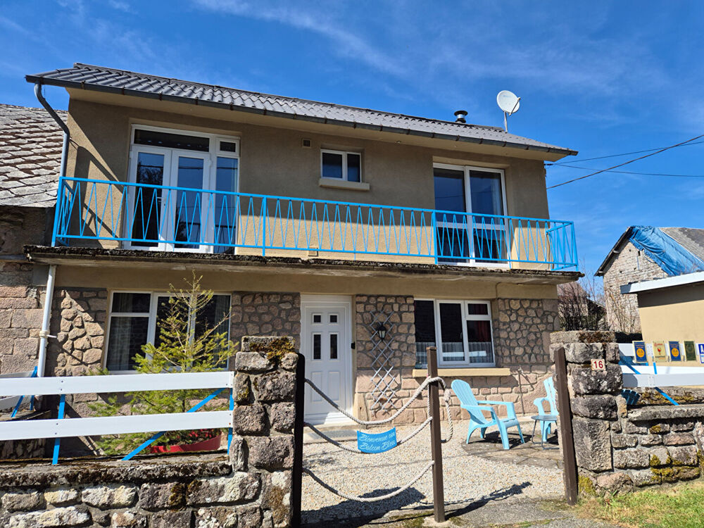 Vente Maison CORRÈZE. Proche MEYMAC. Maison en parfait état comprenant 3 chambres, 2 garages et un jardin de 362 m². Chavanac