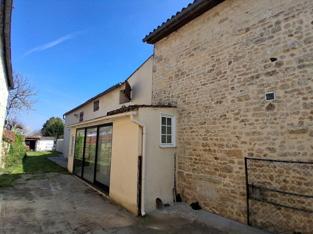 Ensemble immobilier de deux T4 , 12 pièces ,7 chambres , hangar , garage , terrains non attenants et motte à cultiver