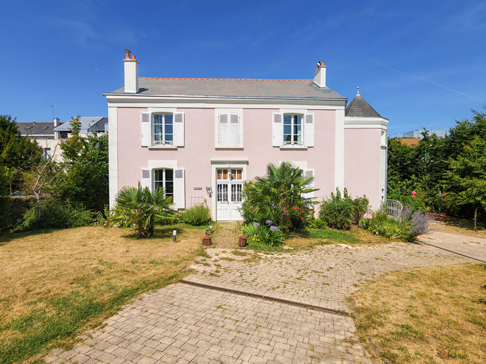 A vendre - Maison de Maître de 270 m² avec terrain de 1000 m² - jardin, cave et stationnements "Angers Ney/ St Serge"