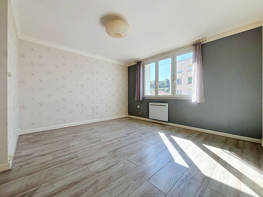 Appartement Livron Sur Drome T3 Dde 60 m², dernier étage, 2 chambres, très bon état.