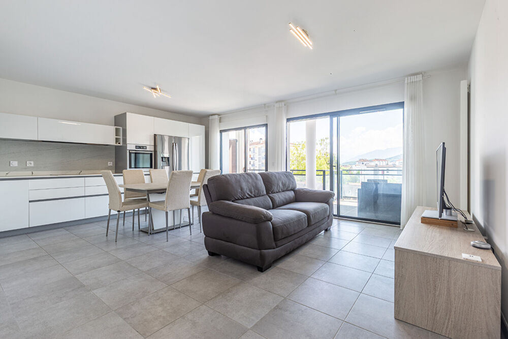 AGENCE IMMOBILIERE LAFORET - EXCLUSIVITE - "LOTUS" - ANNECY - APPARTEMENT TRAVERSANT T4 de 81,93m² - CELLIER - GARAGE en option