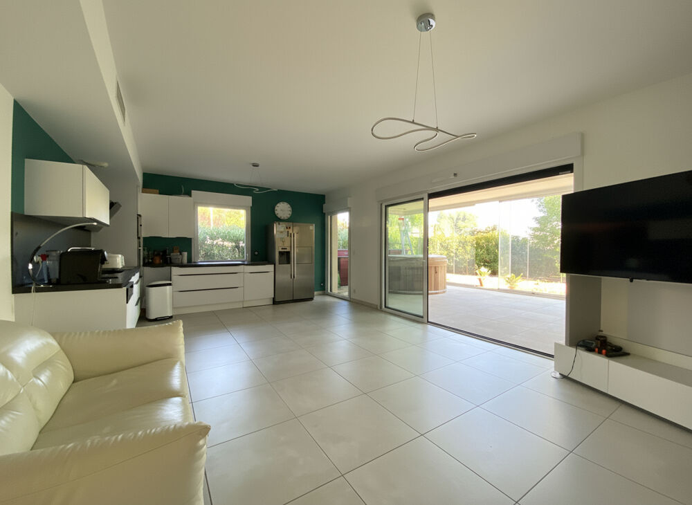 SAINT RAPHAEL / BOULOURIS 3 pièces d'angle 75 m² , plus 30 m² de véranda en rez de jardin de 250 m²