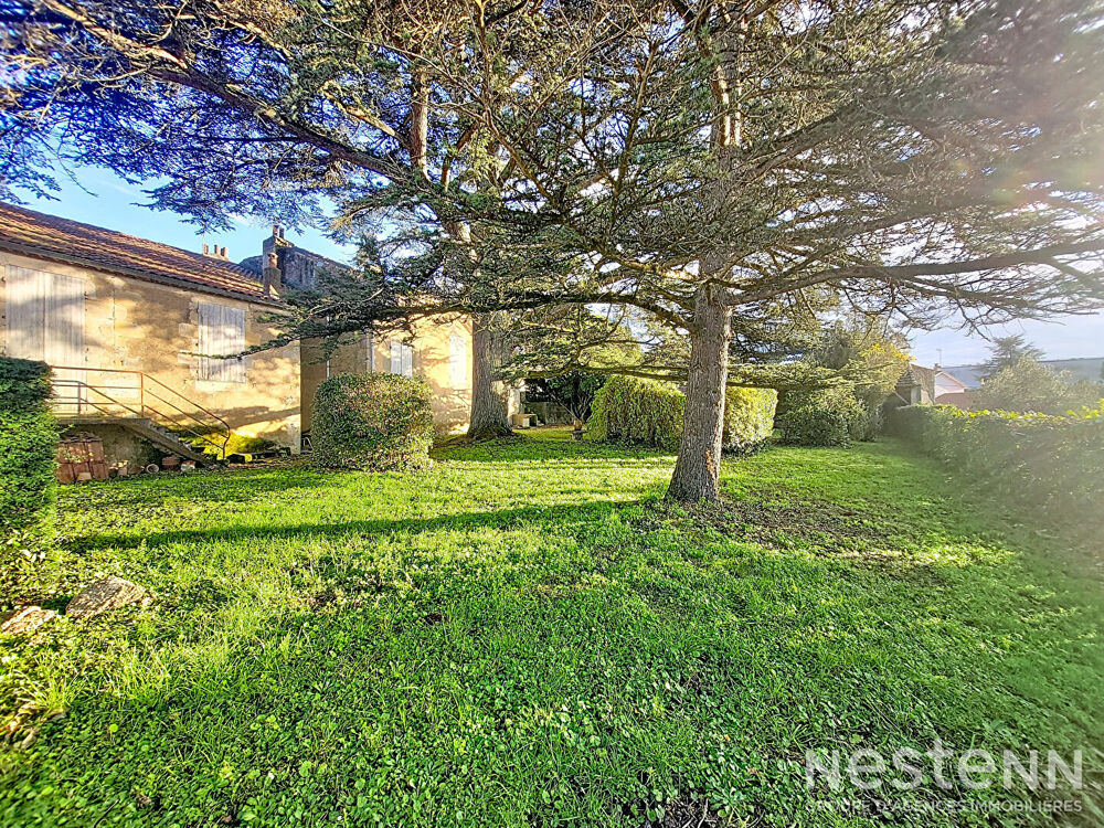 A Vendre Maison de Maître à rénover de 266 m² avec garages et jardin clôturé au centre de Condom