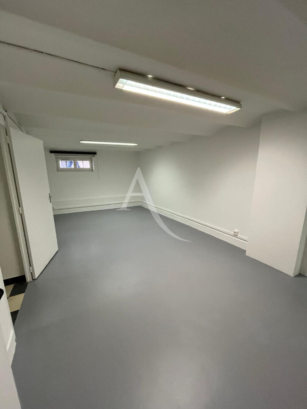   Entrepôt / local Stockage / atelier /MURS - Cannes 99 m2 proche banane 