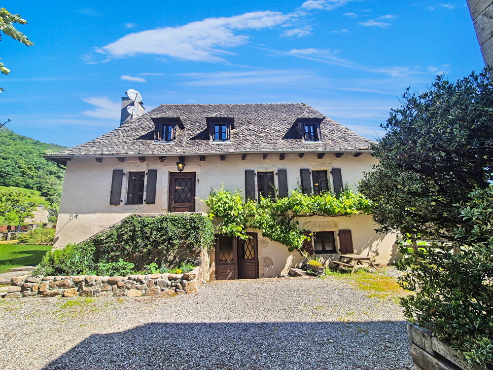 CORRÈZE. Monceaux-sur-Dordogne. Magnifique maison en pierre de 3 chambres avec un gîte de 2 chambres au rez-de-chaussée. Jardin