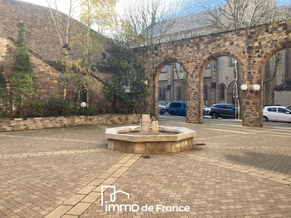   Tour de ville, Bel emplacement pour ce Local de 90.56 m² - Parking Rodez