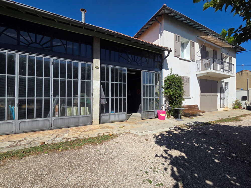 Vente Maison Villa 7 pièces à vendre à Avignon avec atelier 120m² et garage 75m² sur une parcelle de 663m² Avignon