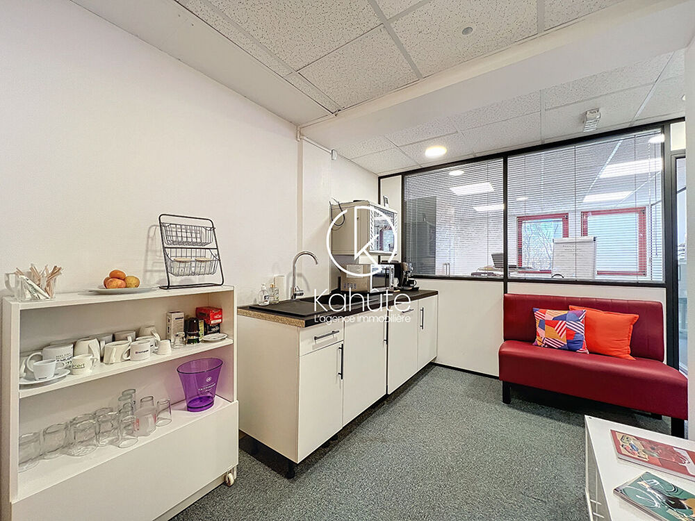   Bureaux climatisé de 36 m2  + 2 places de parking au coeur de Techlid - proche accès autoroute et des transports en commun à Dar Dardilly