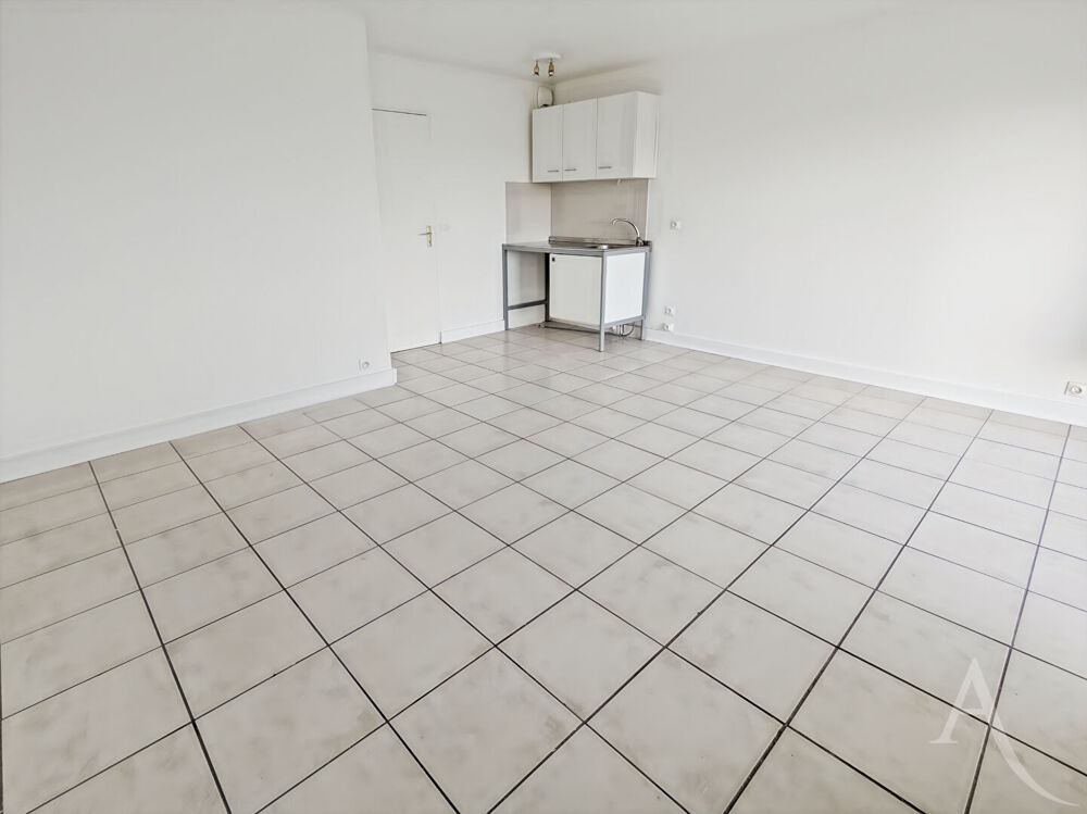 SAINTE GENEVIEVE DES BOIS : appartement F1 (26 m²) en location