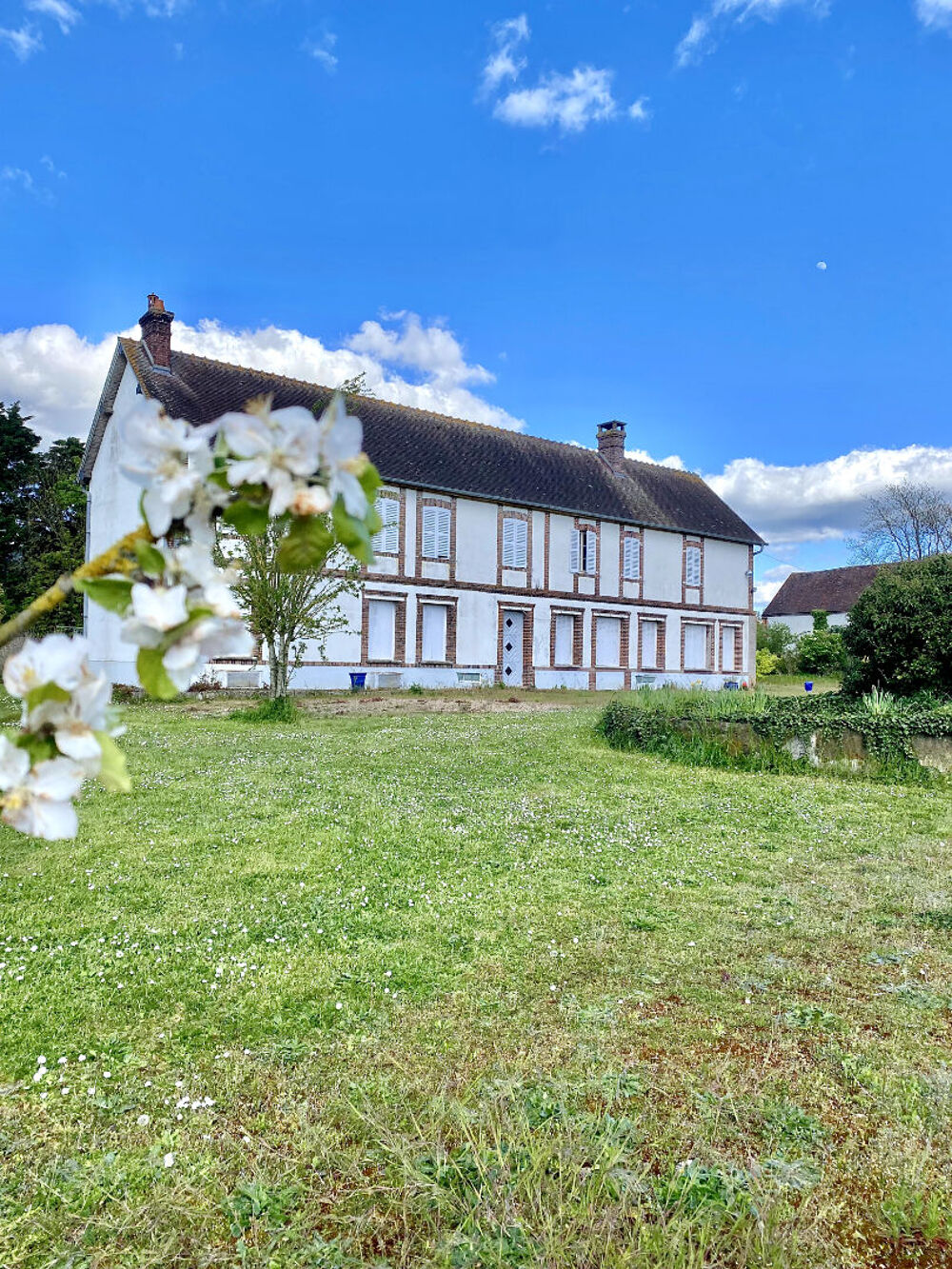 Secteur NONANCOURT, ancien corps de ferme avec de nombreuses dépendances.