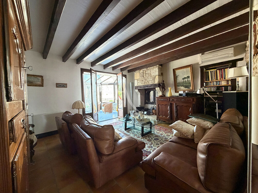 Charmante maison en pierre de 160 m² à Lhommaizé avec piscine et dépendances.