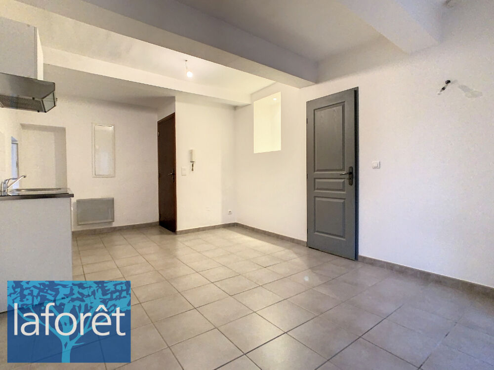 CHARLEVAL, STUDIO EN CENTRE VILLE