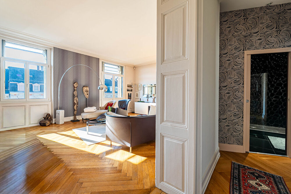 Vaste 7 Pièces de 227 m² avec Sauna et Balcons