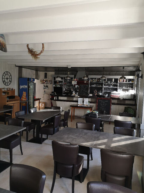   Murs et Fonds de commerce : Café  restaurant   Petite Ville Charentaise 150 m2 