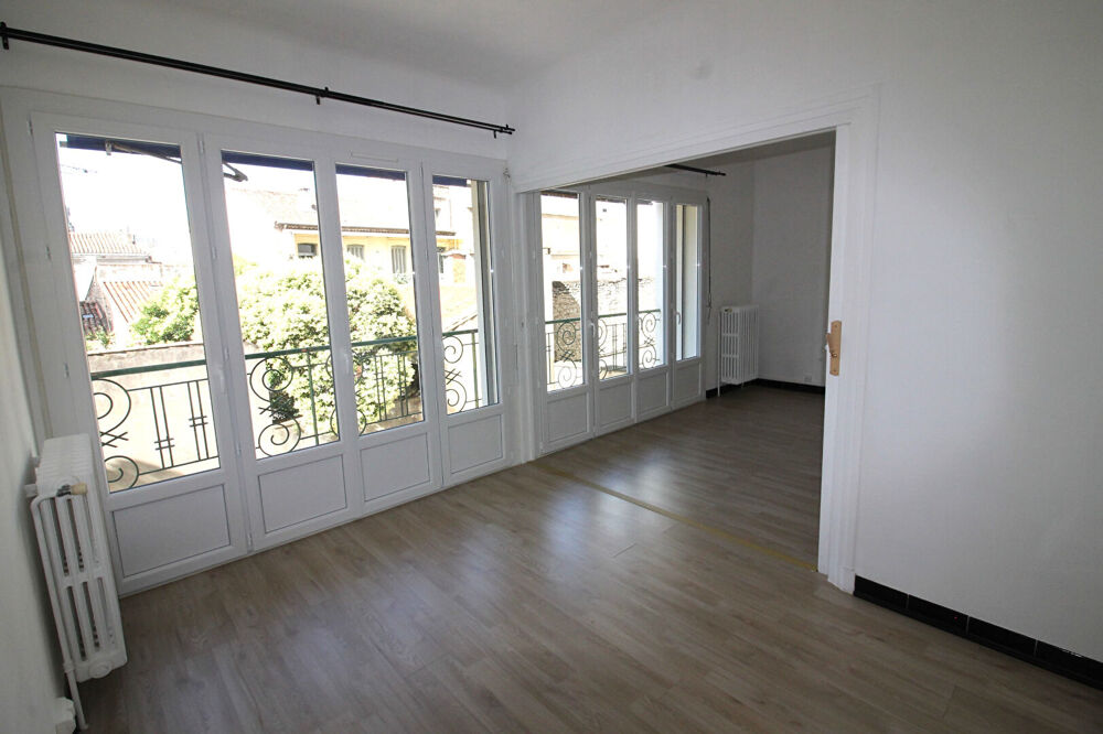 Vente Appartement NIMES Lumineux appartement P3 de 74m² avec 2 balcons et ascenseur, garage et cave en sous-sol. Nimes
