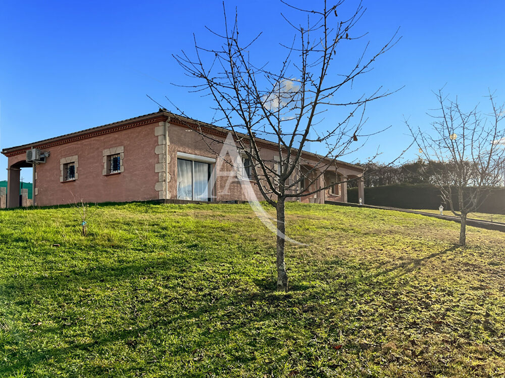 A vendre maison plain-pied, double garage, quatre chambres;
