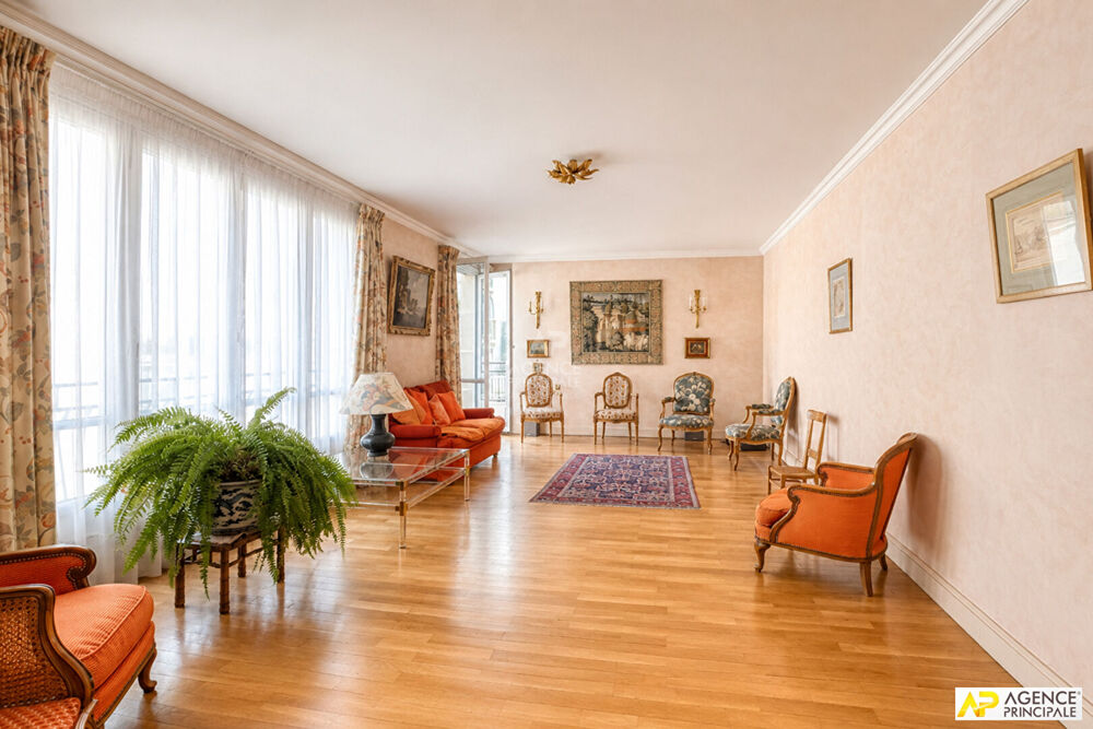 Vente Appartement Versailles Rive-Droite Appartement 5 pièces 121 m² carrez situé au 2ème étage avec ascenseur et cave Versailles