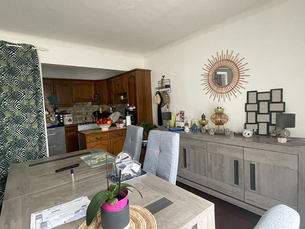 Vente Maison Excellente opportunité pour investisseur ! Immeuble années 60, hyper centre-ville Questembertois. 2 loyers entrants, possibilité Questembert