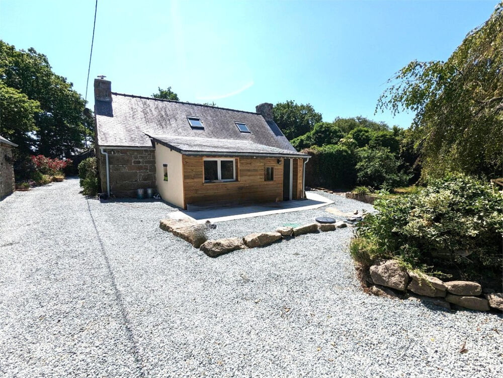 COTES D'ARMOR - Une maison en pierre de 2 chambres, un gîte de 1 chambre avec un garage et près de Locarn