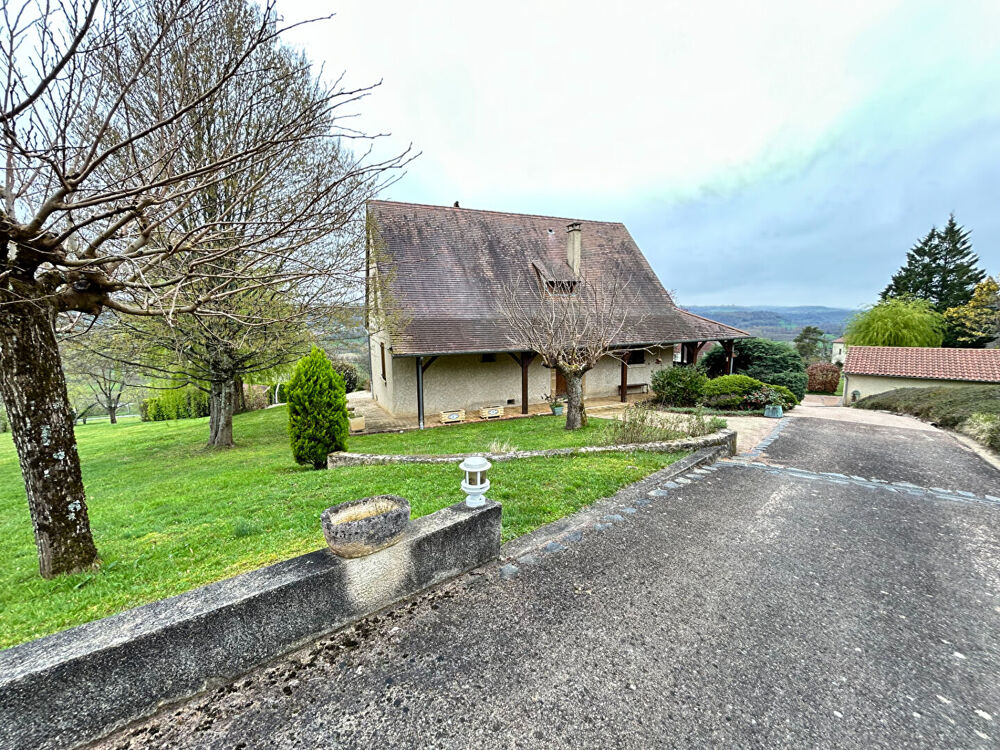 Maison de 180 m² avec vue carte postale. Nombreuses dépendances.