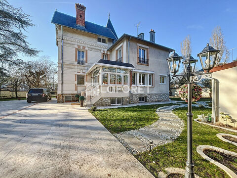   �l�gante demeure familiale de 480 m� sur un terrain arbor� de 2000 m�  - Proche Parc des Ibis et RER A Maison - 15 + pi�ce(s) - 480 m�