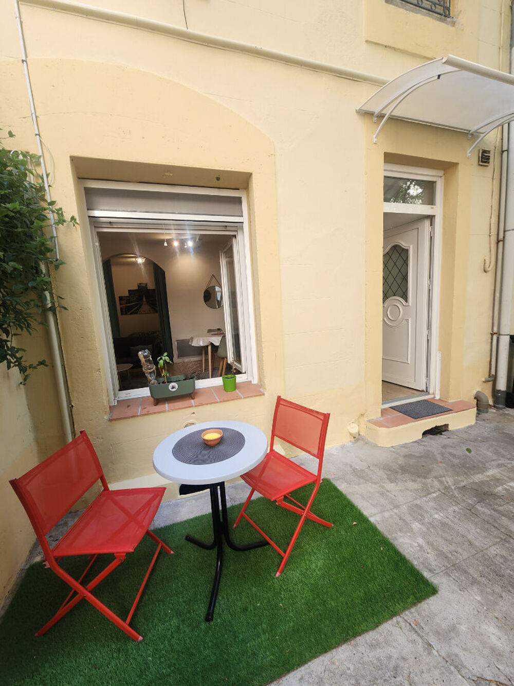 Vente Appartement NIMES Quartier RICHELIEU/ SULLY bel appartement P1 bis de 41.69 m2 en RDC avec cave privative et cour commune. Nimes