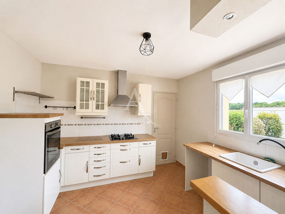 Vente Maison Vivy - Maison de plain-pied 113 m² - 5 chambres - Jardin et garage Vivy