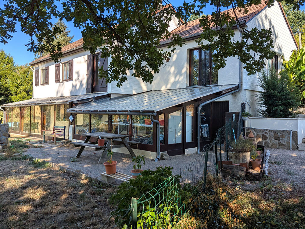 INDRE - Maison avec sous-sol, véranda et étang, dans un hameau rural accueillant.
