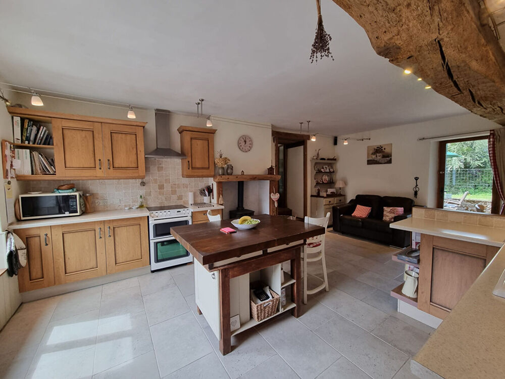 HAUTE-VIENNE ? Belle maison de 3 chambres, entièrement rénovée et présentée avec soin, située en bordure de village.