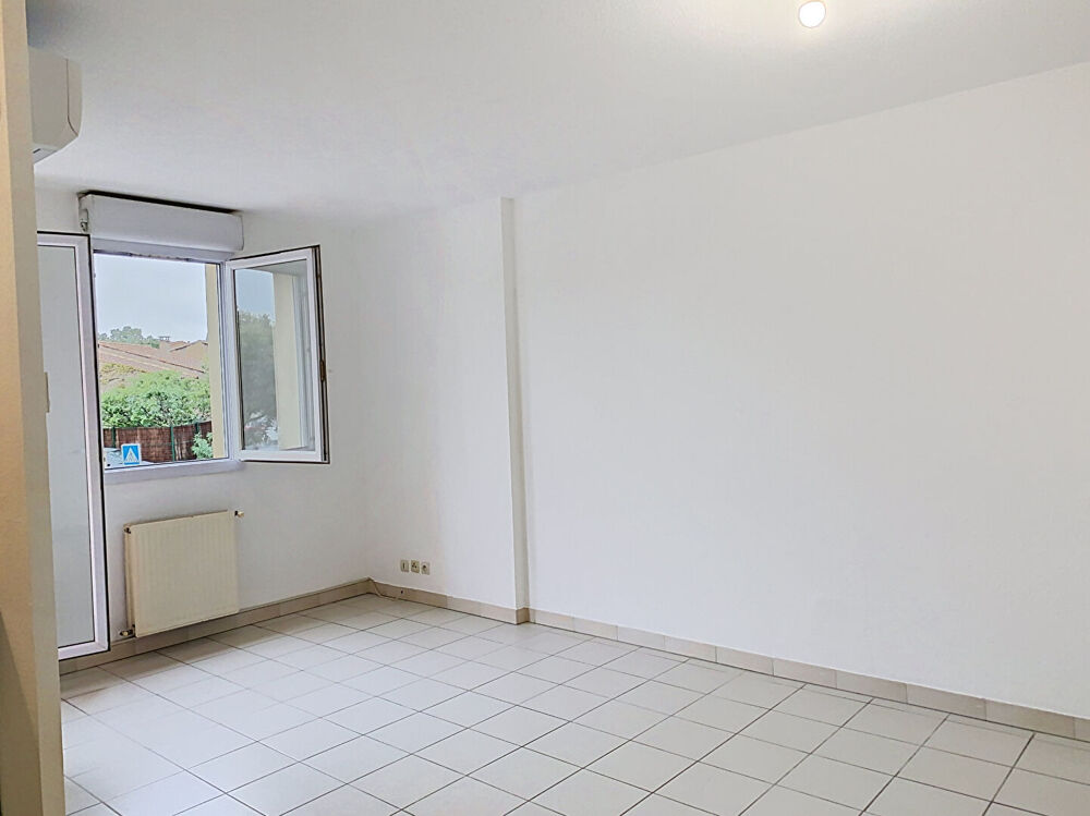 Location Appartement T2 rénové de 44 m² avec petit balcon exposé Sud Les angles