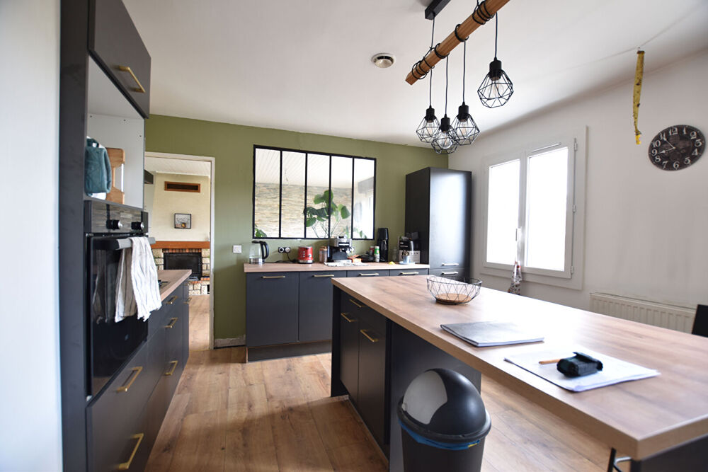 Vente Maison Maison avec dépendances, piscine et 2 hectares de terrain. Besson