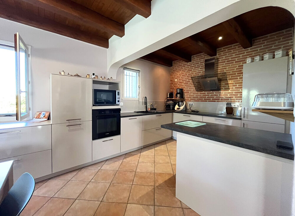 Grande maison sur sous-sol total, avec terrain et piscine