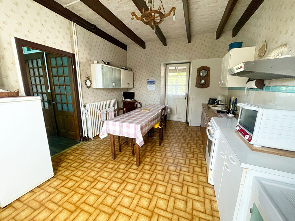 FINISTÈRE : Châteauneuf du Faou. Grande maison de ville de 4 chambres avec garage et jardin.