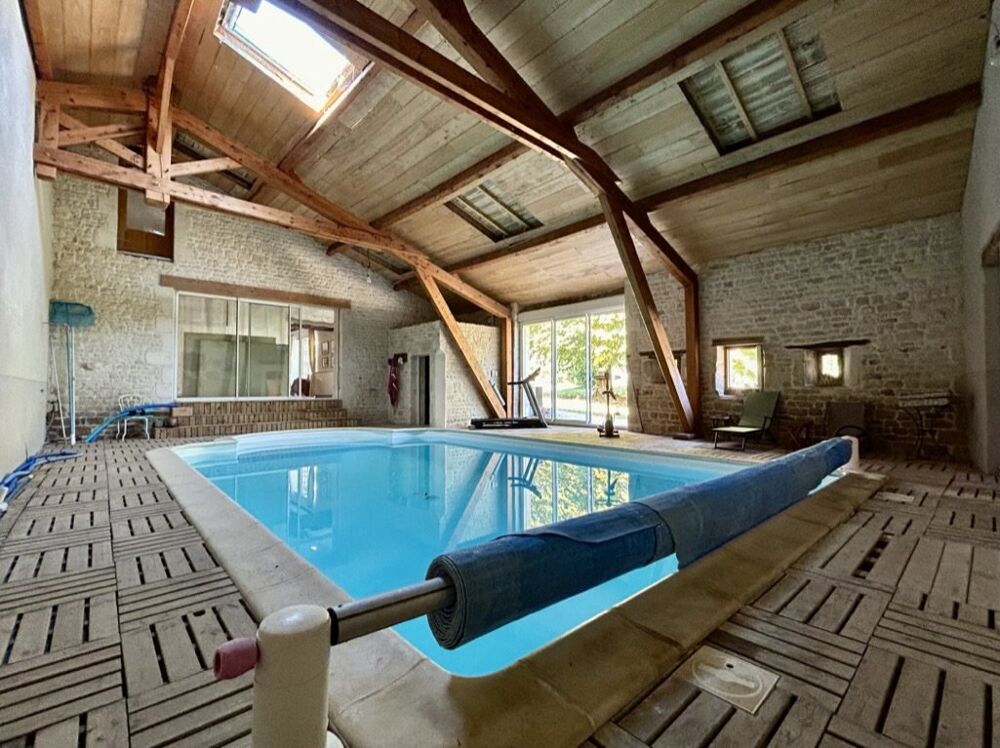 Magnifique Logis Ancien Rénové avec Piscine Intérieure, Court de Tennis et Jardins Clos de Murs